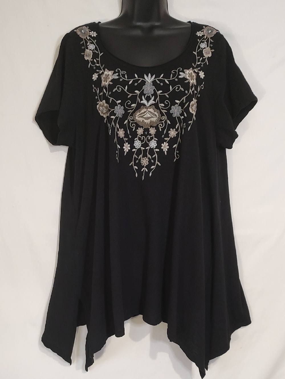Black Floral Embroidered Scoop-Neck Tunic Top